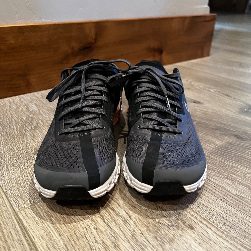 Womens On Cloud Tennis shoe